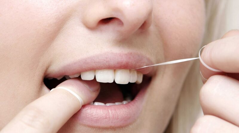 Hygiène bucco-dentaire : Que risque-t-on à ne se passer ni fil dentaire ni brossette entre les dents ?