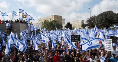 Israël : Benjamin Nétanyahou met en « pause » son projet contesté de réforme de la justice