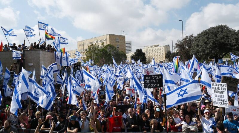 Israël : Benjamin Nétanyahou met en « pause » son projet contesté de réforme de la justice