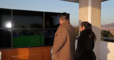 La Corée du Nord confirme le lancement d'un missile intercontinental, en présence de Kim Jong Un et sa fille