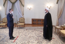 Rencontre d un ministre suisse et du président iranien dans un bureau avec un beau tapis