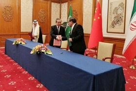 Poignée de main entre deux diplomates derrière une grande table