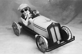 Enfant au volant d une voiture miniature