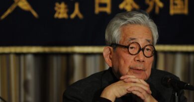 Le prix Nobel de littérature japonais Kenzaburo Oe est mort à 88 ans