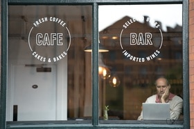 Un homme travaille sur son ordinateur portable dans un café en Angleterre