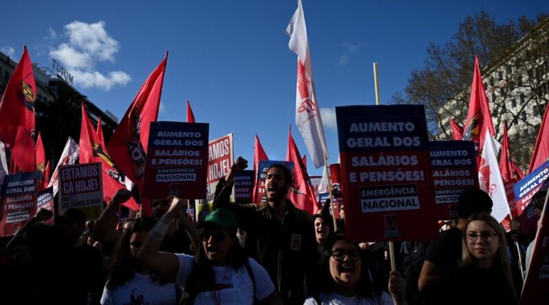 Lisbonne : Des milliers de manifestants défilent pour des hausses de salaires