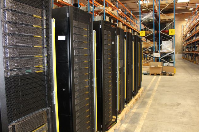 Chaque année, Evernex récupère 500 tonnes de matériels informatiques que les entreprises cherchent à se débarasser. Comme ces cinq baies de stockage qui attendait ce jeudi-là d’être désossées.