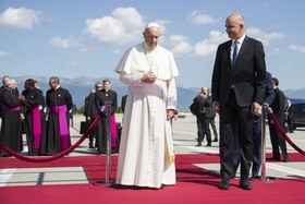 Accueil du pape à l aéroport par le président de la Confédération suisse