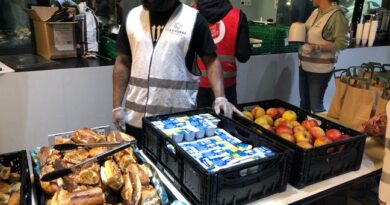 Paris : Des « petits-déjeuners solidaires » qui nourrissent « le corps et l’humain » des sans-abri
