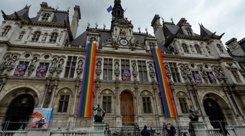 Paris : La mairie va former ses agents et agentes pour mieux accueillir les personnes trans