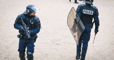Paris : Signalement à l’IGPN après la vidéo d’un policier qui asperge de gaz les affaires de migrants sans-abri