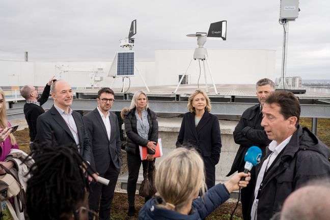 La présentation d'un système de surveillance et prévision du risque allergique lié aux pollens sur le toit de la Région Île-de-France à Saint-Ouen.