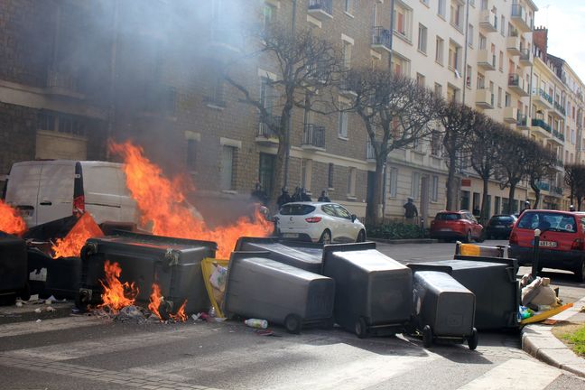 Sur cette seule image, on peut compter dix poubelles en feu ou en passe de l'être. Combien ont-été brûlées depuis le début des manifestations ?