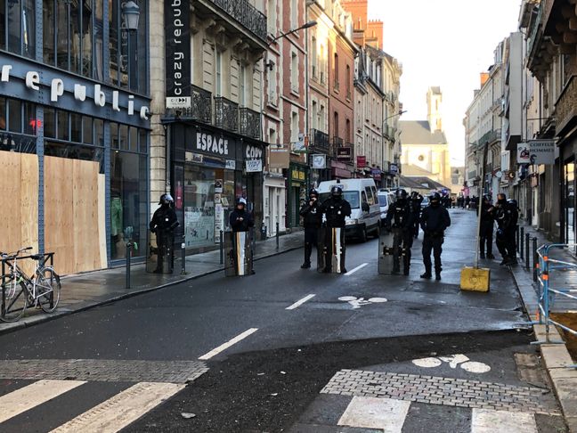 Les forces de l'ordre ont barré la rue d'Antrain, à Rennes, pour permettre l'évacuation de l'ancien cinéma L'Arvor, occupé depuis le 11 mars par des opposants à la réforme des retraites.