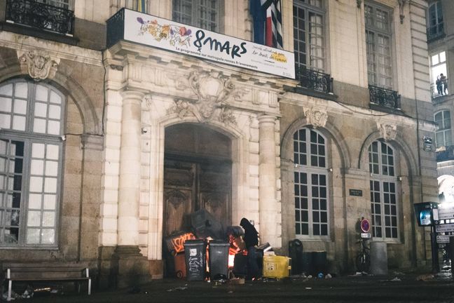 Des individus ont projeté des poubelles enflammées contre les portes de l'Hôtel de ville de Rennes lors d'une manifestation sauvage en réaction au recours au 49.3.