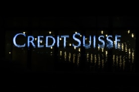 Logo de Crédit Suisse se reflétant dans des eaux