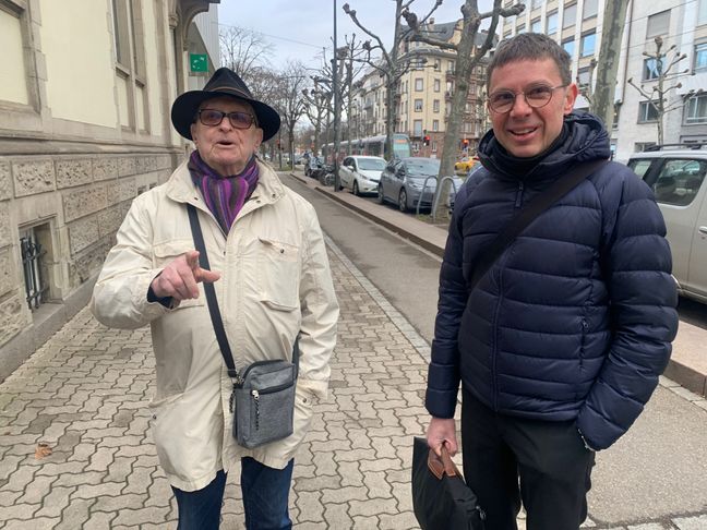 Maurice Rosart (à gauche) et Maître Julien Laurent souhaitent le retour du rayon vert dans la cathédrale de Strasbourg, le 14 mars 2023.