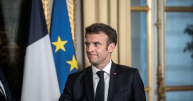 Sur Facebook, les internautes se réjouissent de l’annonce de la démission de Macron… Mais c’est faux