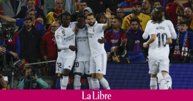 Un arrêt monumental de Courtois avant un but gag: le début de match fou entre le Barça et le Real (VIDEOS)