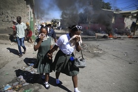 Alors que la Suisse quitte Haïti, les ONG helvétiques luttent pour rester