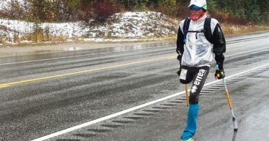Amputé d’une jambe, il court 100 marathons en cent jours pour la bonne cause