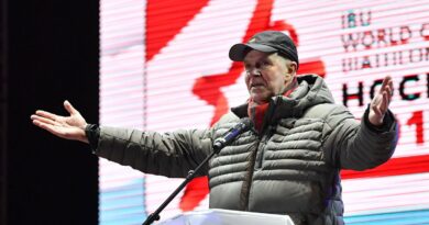 Biathlon : L’ex-patron de la fédération internationale inculpé pour avoir couvert des cas de dopage russes