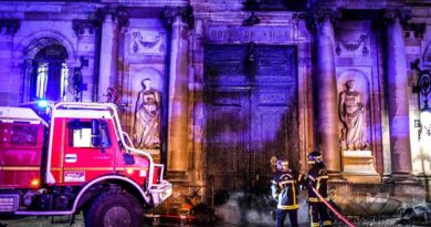 Bordeaux : Pierre Hurmic va consulter les habitants sur la porte incendiée de la mairie