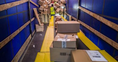 Bretagne : Privés de salaire, des livreurs bloquent un entrepôt d’Amazon