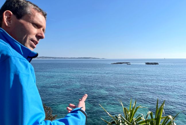 Le directeur général d'Aquafrais Cannes, face à la baie de Golfe-Juan, près d'Antibes, où la société veut implanter une nouvelle ferme aquacole de 24.000 m2