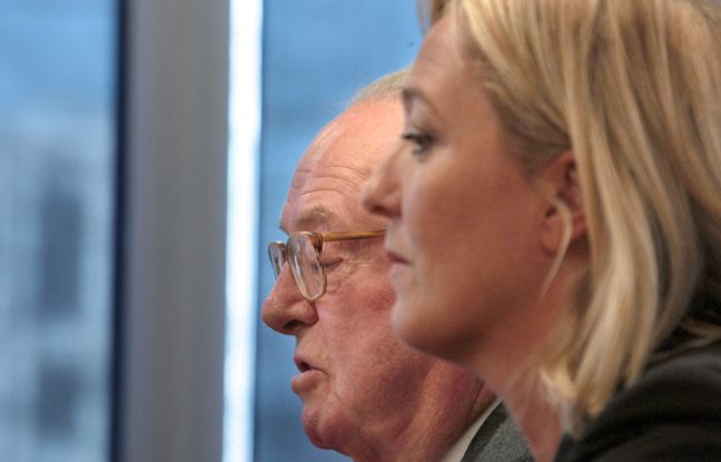 Le président du Front national Jean-Marie Le Pen présente ses vœux à la presse, le 08 janvier 2009 à Nanterre aux côtés de sa fille et vice-présidente du FN, Marine Le Pen.