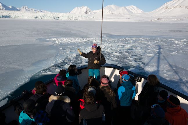 Dans le cadre de l'option « Demain c'est nous », lancé par le prof de techno François Bernard dans son établissement à la Rochelle, un groupe de collégiens est parti, à deux reprises, au Svalbard, en Arctique, là où sans doute se mesurent le mieux les effets du changement climatique.