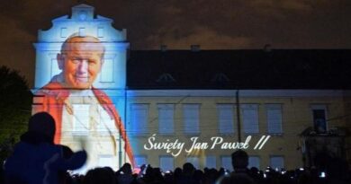 Des milliers de Polonais manifestent pour défendre la réputation de l’ex-pape Jean Paul II