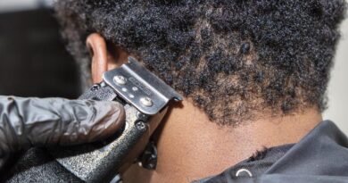 Discrimination liée à la chevelure : Moqués au travail ou contraints à se couper les cheveux, nos lecteurs témoignent