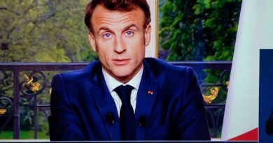 Emmanuel Macron filmé en train de chanter avec une organisation épinglée pour des chants d’extrême droite