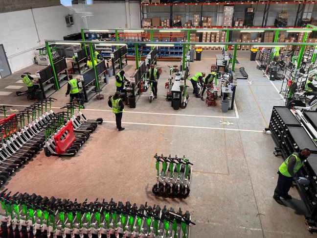 Le nouvel entrepôt de Charenton-le-Pont est modulable, permettant ainsi d'adapter les ateliers à la trottinette ou au vélo.