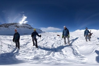 Quatre personnes sur un glacier