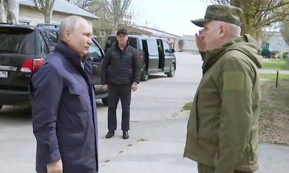 Dans cette capture vidéo publiée par le Bureau présidentiel russe de presse et d'information, le président russe Vladimir Poutine rend visite aux forces russes dans la région de Kherson.
