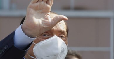 Italie : Les médecins « optimistes » sur l’état de santé de Silvio Berlusconi, hospitalisé depuis six jours