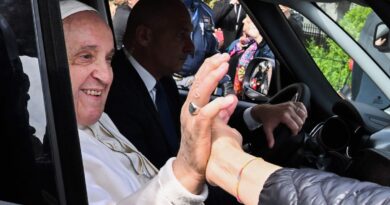 « Je suis encore vivant » : Après son hospitalisation, le pape François quitte l’hôpital en bonne forme