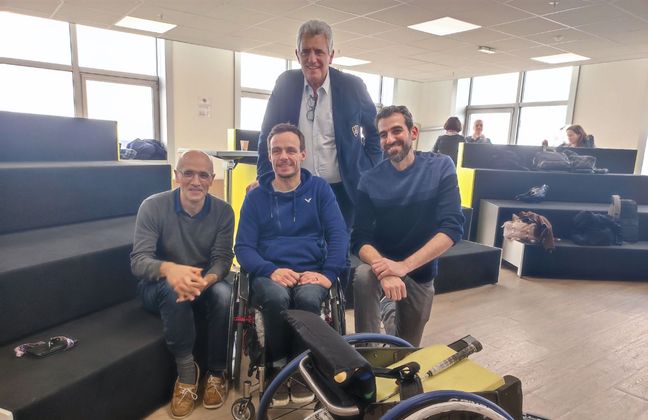 Claude Onesta au siège d'Airbus le 17 mars 2023 à Toulouse, derrière notamment le champion de para-badminton David Toupé et l'ingénieur Christophe Debard (à gauche).