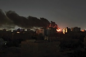 un immeuble en feu après une frappe à Khartoum, Soudan