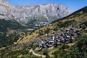 Le village d Albinen est au coeur des Alpes suisses