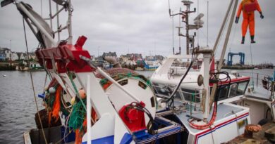 Les pêcheurs français annoncent la fin du mouvement « filière morte » et reprennent la mer
