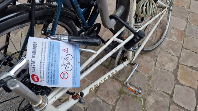 Quand les épaves sont signalées ou dangereuses, les services de la ville laissent 15 jours aux propriétaires pour récupérer leur vélo avant enlèvement.