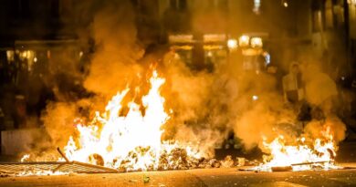 Lyon : Un poste de police incendié et une mairie vandalisée après l’allocution de Macron