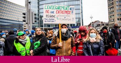 Manifestation des enseignants : plus d'un millier d'enseignants rassemblés gare du Midi