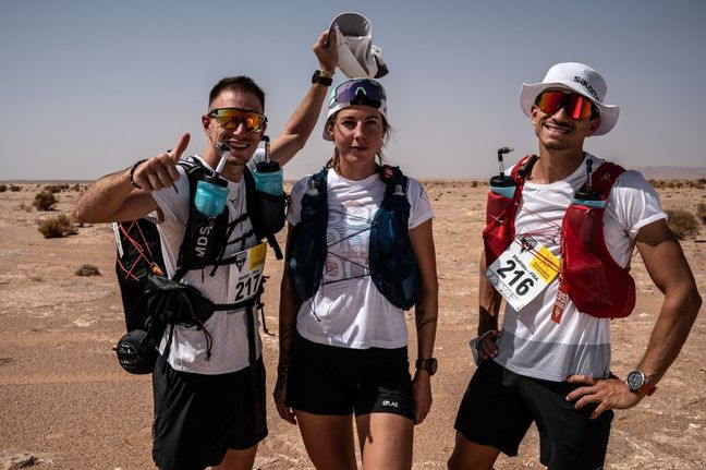 Dorian Louvet (avec le dossard 217) sur le Marathon des sables en octobre 2021, une course de 250 kilomètres dans le désert marocain, réalisée avec ses compères de Koh-Lanta, Alix Noblat and Mathieu Blanchard.