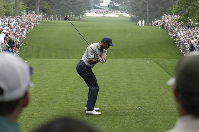 Tiger Woods à l'entame du trou numéro 7 sur le parcours d'Augusta, le 4 avril 2023.