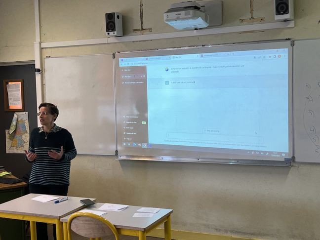 Claire Doz, professeure de français, montre à ses élèves comment bien utiliser ChatGPT pour travailler une dissertation en amont d’un devoir.