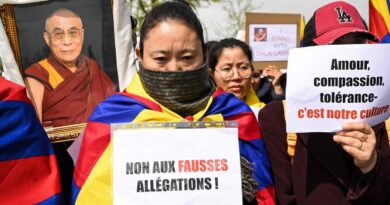 Paris : Des centaines de Tibétains réunis en soutien au Dalaï Lama, visé par une polémique